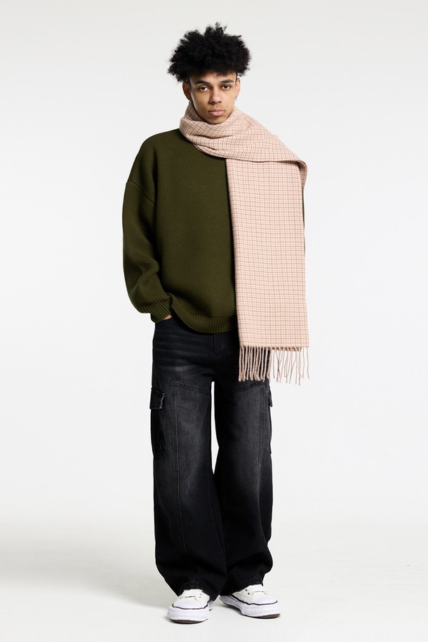 씨알에스디엘 카고 데님은 남성용 바지로, 캐주얼 및 스트릿 스타일을 소화하기에 적합합니다. 봄, 가을에 어울리는 두꺼운 두께감의 와이드 핏 긴바지로, 루즈핏으로 편안한 착용감을 선사합니다. 블랙과 블루 두 가지 색상으로 제공되며, 면, 폴리에스테르, 아크릴 혼방 소재의 데님 원단을 사용하여 제작되었습니다. 카고 포켓 디테일이 돋보이며, 데님 특유의 무지 디자인으로 다양한 상의와 매치하기 좋습니다.
