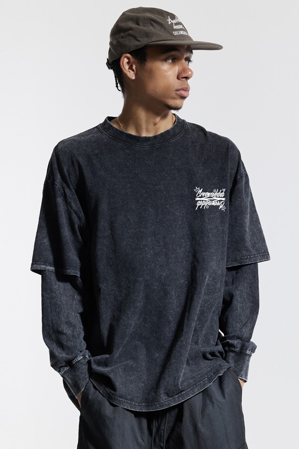 씨알에스디엘(CRS DL) 레터링 피그먼트 페이크 이중 레이어드 롱슬리브는 남녀 공용으로 착용 가능한 티셔츠입니다. 부드러운 면 소재에 흡습 및 통기 기능이 있어 편안한 착용감을 제공하며, 봄, 가을 시즌에 적합합니다. 블랙 컬러의 레귤러핏 긴소매 티셔츠로, 피그먼트 워싱과 페이크 레이어드 디자인이 특징입니다. 라운드넥과 통솔 리브 디테일이 캐주얼, 스트릿, 미니멀 스타일을 완성하며, 산책룩에 활용하기 좋습니다. 레터링 패턴이 돋보이는 디자인으로, 데일리룩에 포인트를 더해보세요.
