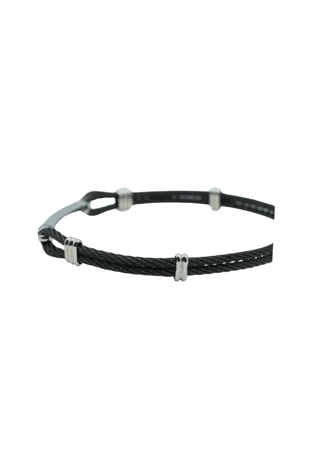 씨알에스디엘 스틸 컷팅 버클 팔찌는 남녀 모두에게 잘 어울리는 미니멀하고 시크한 디자인의 팔찌입니다. 블랙 컬러의 스테인리스 스틸 소재에 버클과 스틱 컷팅 디테일이 더해져 캐주얼하면서도 세련된 스타일을 연출합니다. 사이즈 조절이 가능하여 편안하게 착용할 수 있으며, 부드러운 각도의 포인트 디테일과 변형을 최소화한 트위스트 스틱 디자인이 특징입니다. 데이트룩, 모임룩, 비즈니스 캐주얼 등 다양한 TPO에 활용 가능하며, 향수, 헤어스프레이, 물, 땀에 노출되지 않도록 주의하여 착용하고 목욕, 수면, 운동 시에는 착용하지 않는 것이 좋습니다.
