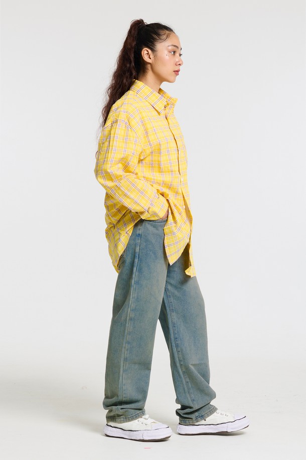 씨알에스디엘 스탠다드 데님은 베이직한 스타일을 추구하는 분들을 위한 데님 팬츠입니다. 일상에서 편안하게 착용하기 좋은 스트레이트 핏의 긴 바지로, 면과 아크릴 혼방 소재로 제작되어 쾌적한 착용감을 선사합니다. 깔끔한 무지 디자인과 블루 컬러가 어떠한 상의에도 자연스럽게 어울리며, 캐주얼, 미니멀, 클래식 등 다양한 스타일을 소화할 수 있습니다. 스탠다드 핏으로 제작되어 편안하면서도 세련된 핏을 연출합니다. 데일리룩에 활용하기 좋은 실용적인 아이템입니다.
