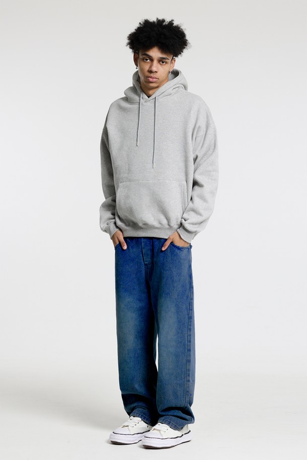 씨알에스디엘 스탠다드 데님은 남녀 모두 착용 가능한 베이직하고 캐주얼한 스타일의 데님 팬츠입니다. 봄, 가을에 적합하며, 데이트룩과 출근룩에 모두 잘 어울립니다. 면과 아크릴 혼방의 부드러운 소재로 제작되었으며, 무지 디자인에 레귤러 핏, 스트레이트 핏으로 편안한 착용감을 선사합니다. 
