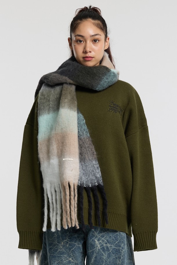 씨알에스디엘 볼드 체크 브러쉬 헤어리 니트 머플러는 부드러운 촉감과 풍성한 헤어감을 자랑하는 유니섹스 머플러입니다. 블루, 레드, 블랙 세 가지 색상으로 출시되었으며, 넉넉한 사이즈와 고밀도 브러쉬 가공으로 가볍지만 풍성한 볼륨감을 선사합니다. 체크와 그라데이션 패턴이 어우러져 캐주얼, 베이직, 미니멀 스타일을 연출하기 좋으며, 가을과 겨울철 출근룩, 여행룩에 따뜻함과 스타일을 더해줍니다. 보온 기능으로 추운 날씨에도 포근함을 유지해줍니다.
