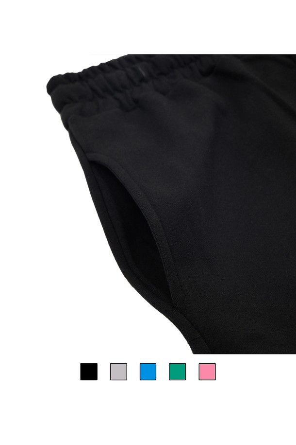 씨알에스디엘 3플라워 와이드 밴딩 팬츠는 캐주얼하고 미니멀한 스타일을 연출하기 좋은 와이드 팬츠입니다. 면과 폴리에스테르 혼방 소재로 제작되어 사계절 내내 편안하게 착용 가능하며, 루즈핏으로 활동성을 높였습니다. 플라워 패턴이 은은하게 들어가 여성스러운 분위기를 더하고, 그레이, 블랙, 블루, 그린, 핑크 등 다양한 컬러 옵션으로 폭넓은 선택지를 제공합니다. 허리 밴딩과 조절 가능한 스트링으로 편안한 착용감을 선사하며, 깊은 포켓과 수축 방지 가공, 텐터 가공 처리로 실용성과 내구성을 높였습니다. 산책룩이나 동네 마실룩으로 활용하기 좋습니다.
