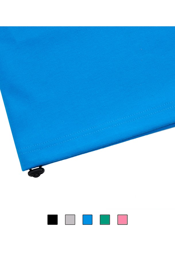 씨알에스디엘 로고 와이드 밴딩 팬츠는 편안함과 스타일을 모두 갖춘 트레이닝 팬츠입니다. 부드러운 면 소재로 제작되어 뛰어난 촉감을 제공하며, 사계절 내내 활용 가능한 실용적인 아이템입니다. 넉넉한 루즈핏 와이드 실루엣으로 활동성을 높였으며, 밴딩 허리와 스트링으로 편안한 착용감을 선사합니다. 블루 컬러에 로고 프린트 디자인으로 스포티하면서도 캐주얼한 무드를 연출하며, 포켓 디테일로 실용성을 더했습니다. 일상, 스포츠 활동 등 다양한 TPO에 활용할 수 있는 만능 팬츠입니다.
