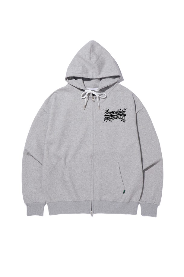 씨알에스디엘 로고 집업 후드는 캐주얼 스타일의 오버핏 후드집업입니다. 블랙, 그레이, 차콜 세 가지 색상으로 출시되었으며, 봄, 가을, 겨울 세 계절 모두 착용 가능합니다. 딥 후드 디자인과 프론트 포켓, 포인트 라벨 디테일이 특징이며, 부드러운 촉감의 면, 폴리에스테르 혼방 소재로 제작되었습니다. 2 니들 커버스티치 공법과 텐터 가공 처리로 내구성을 높였으며, 보온 기능을 제공하여 겨울철 데일리룩, 집콕룩, 산책룩 등 다양한 상황에서 활용하기 좋습니다.
