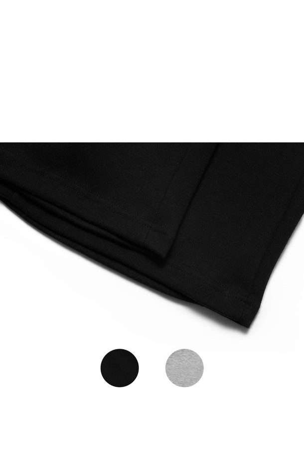 씨알에스디엘 미니멀 와이드 트레이닝 에센셜 사이드 절개 버뮤다 숏팬츠는 미니멀하고 스포티한 스타일을 추구하는 남녀 공용 제품입니다. 블랙과 그레이 두 가지 색상으로 출시되었으며, 여름철 일상 및 스포츠 활동에 적합합니다. 면과 폴리에스테르 혼방의 부드러운 촉감과 얇은 두께로 편안한 착용감을 제공하며, 와이드 핏으로 활동성을 높였습니다. 사이드 절개 디테일과 고탄력 밴딩, 내구성 강화 스티칭, 형태 안정성을 갖춘 디자인으로 동네 마실룩, 여행룩, 휴가룩 등 다양한 TPO에 활용하기 좋습니다.
