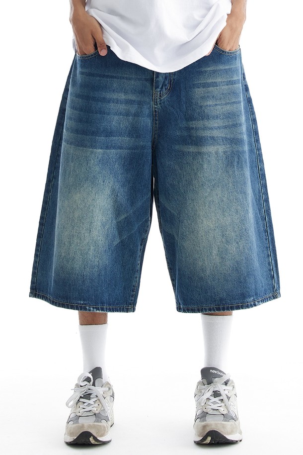 씨알에스디엘의 워시드 자이언트 빅 버뮤다 데님 쇼츠는 남성용 데님 쇼츠로, 딥 블루와 딥 블랙 두 가지 색상으로 제공됩니다. 여름철 일상복으로 적합하며, 8부 기장의 와이드 핏으로 자연스럽게 떨어지는 실루엣을 연출합니다. 허리 뒷부분 밴딩 처리와 리벳 디테일 포켓, 코인 포켓, 뒷포켓 등의 특징을 갖춘 스트릿 스타일의 면 소재 바지입니다.
