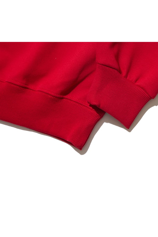 씨알에스디엘 노이즈 카모 그래픽 맨투맨(기모)은 가을, 겨울 시즌에 적합한 남녀 공용 오버핏 맨투맨입니다. 블랙, 그레이, 라이트그레이, 오트밀, 레드, 네이비 등 다양한 색상으로 만나볼 수 있으며, 캐주얼 및 스트릿 스타일을 연출하기 좋습니다. 부드러운 촉감의 면, 폴리에스테르 혼방 소재에 기모 안감을 더해 보온성을 높였습니다. 카모 패턴과 로고 디자인이 특징이며, 2바늘 커버스티치 넥라인, 립 마감 처리, 사이드 포인트 라벨, 봉제 보강으로 퀄리티를 높였습니다. 겨울 데일리룩, 집콕룩, 산책룩 등 폭넓게 활용 가능한 아이템입니다.
