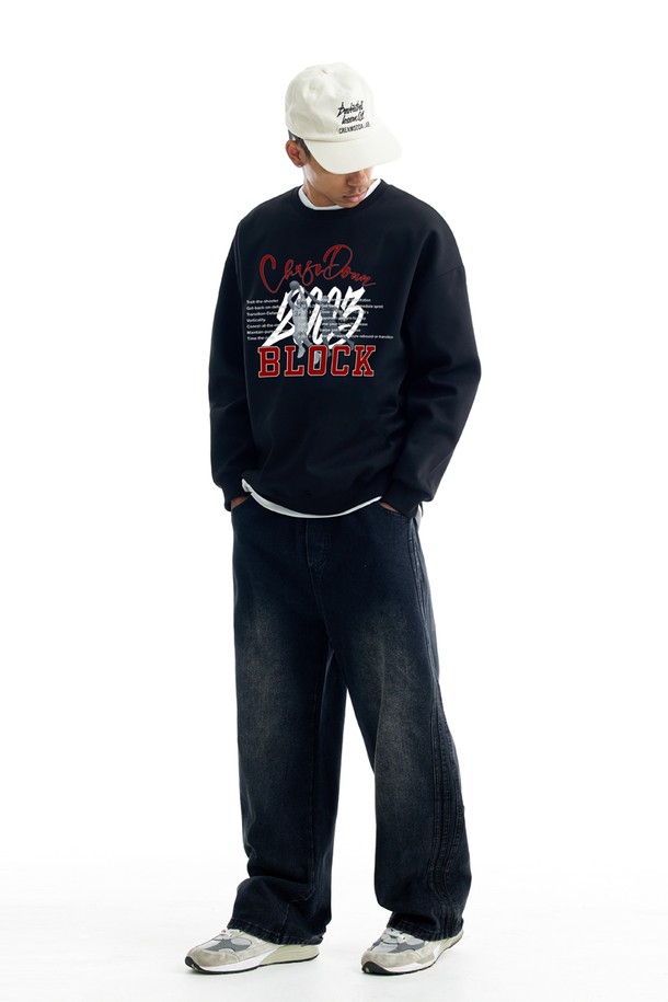 씨알에스디엘 체이스 다운 블락 맨투맨은 남성용 상의로, 가을과 겨울에 따뜻하게 착용하기 좋은 두꺼운 두께감의 맨투맨입니다. 스트릿 및 캐주얼 스타일을 연출하기 좋으며, 레귤러 기장에 오버핏으로 편안한 착용감을 선사합니다. 블랙 컬러에 레터링 프린트 디자인이 특징이며, 부드러운 촉감의 면 소재와 안감 기모(또는 논기모 선택 가능)로 제작되어 보온성을 높였습니다. 라운드넥과 긴 소매 디자인으로 어떤 하의와도 잘 어울리는 데일리 아이템입니다.
