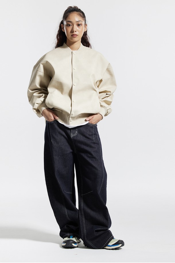 씨알에스디엘 와이드 커브드 스티치 데님 팬츠는 남녀 모두 착용 가능한 데님 팬츠입니다. 블랙과 블루 두 가지 색상으로 출시되었으며, 봄, 가을에 입기 좋은 두꺼운 두께감의 긴 기장 와이드 핏입니다. 캐주얼, 스트릿 스타일을 아우르며, 사이드 오버록 패널과 사이드 포켓, 무릎 라인 다트 디테일, 화이트 스티치, 백포켓 레더 패치 등의 특징을 가지고 있습니다. 뻣뻣한 촉감의 루즈핏으로 편안한 착용감을 선사하며, 동네 마실룩이나 여행룩에 적합합니다.
