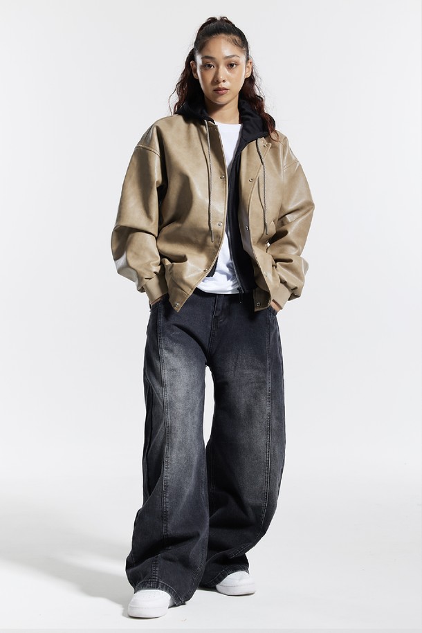 씨알에스디엘 와이드 절개 볼륨 커브드 팬츠는 남성용 바지로, 봄, 가을에 착용하기 좋습니다. 블랙 컬러의 데님 소재로 제작되었으며, 뻣뻣한 촉감과 두꺼운 두께감이 특징입니다. 루즈핏 와이드 라인으로 스트릿, 캐주얼 스타일을 연출하며, 절개 디테일과 볼륨감으로 포인트를 더했습니다. 출근룩과 모임룩에 활용하기 좋은 아이템입니다.
