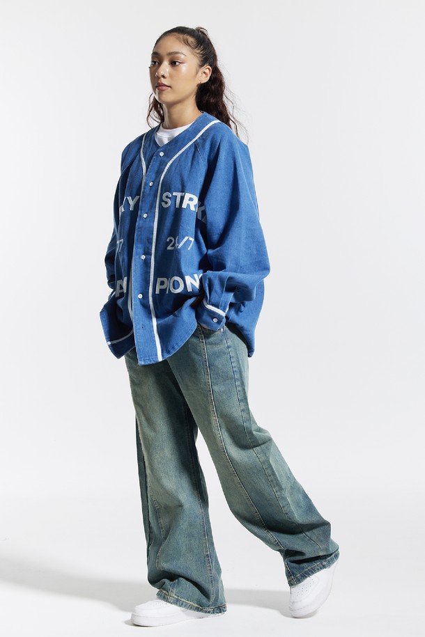 **씨알에스디엘 와이드 절개 볼륨 커브드 팬츠**는 남성을 위한 데님 소재의 긴 바지입니다. 봄, 가을에 어울리는 두꺼운 두께감과 뻣뻣한 촉감으로 제작되었으며, 루즈핏의 와이드한 실루엣을 연출합니다. 캐주얼, 스트릿, 미니멀 스타일 모두 소화 가능하며, 출근룩으로도 활용할 수 있습니다. 볼륨감 있는 핏과 절개 디테일이 특징으로, 개성 있는 스타일을 완성합니다. 블루 컬러의 무지 디자인으로 다양한 상의와 매치하기 용이합니다.
