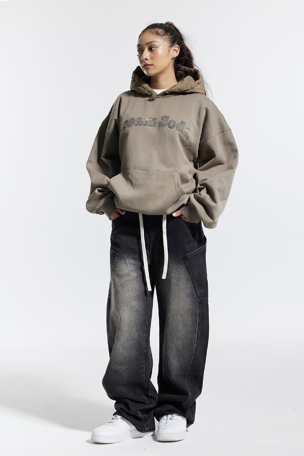 씨알에스디엘 밴딩 와이드 파이핑 사선 카고팬츠는 남성용 바지로, 캐주얼 및 스트릿 스타일을 즐기는 분들을 위한 아이템입니다. 봄, 가을에 적합하며, 뻣뻣한 데님 소재로 제작되어 두께감이 느껴지는 루즈핏 와이드 팬츠입니다. 허리 밴딩 처리로 편안한 착용감을 제공하며, 파이핑 디테일과 사선 디자인으로 포인트를 더했습니다. 동네 마실룩이나 가을 나들이룩에 활용하여 편안하면서도 스타일리시한 연출이 가능합니다.
