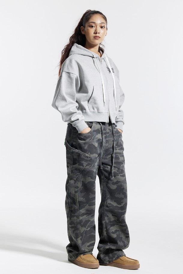 씨알에스디엘 밴딩 와이드 파이핑 사선 카고팬츠는 남성 고객을 위한 캐주얼 및 스트릿 스타일의 바지입니다. 봄, 가을 계절에 어울리며, 여행룩이나 산책룩으로 활용하기 좋습니다. 블랙과 그레이 두 가지 색상으로 출시되었으며, 와이드 핏과 루즈핏으로 편안한 착용감을 제공합니다. 밴딩 처리로 활동성을 높였으며, 파이핑 디테일과 사선 포켓이 디자인의 포인트를 더합니다. 카모 패턴이 돋보이는 긴 기장의 카고 팬츠입니다.
