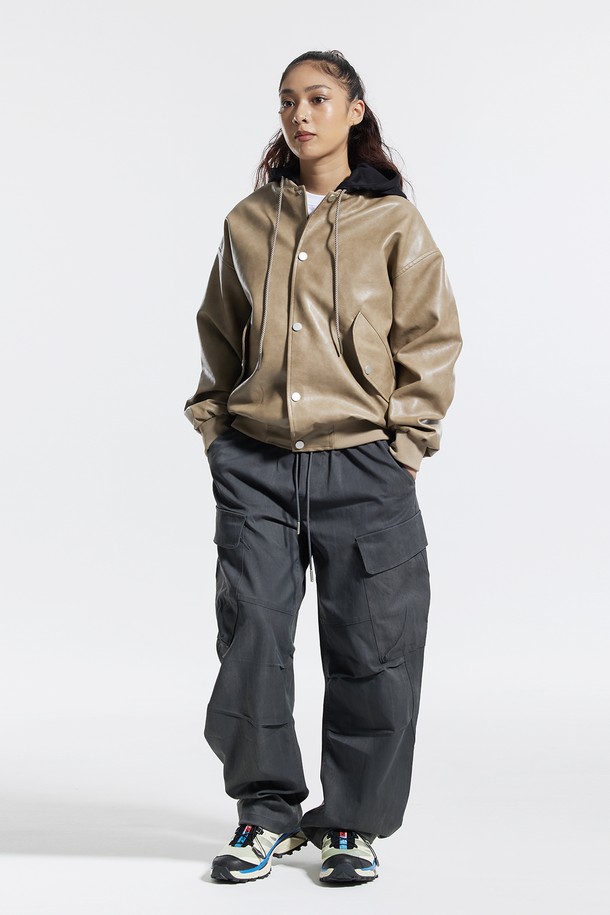 씨알에스디엘(CRS DL) 사이드 빅 카고 디링 코팅 워시드 팬츠는 스트릿, 캐주얼, 시티보이 스타일을 아우르는 남성용 카고 팬츠입니다. 봄, 가을에 착용하기 좋으며, 동네 마실룩이나 캠핑룩에 잘 어울립니다. 블랙, 그레이, 차콜 세 가지 색상으로 출시되었으며, 와이드 핏과 루즈핏으로 편안한 착용감을 제공합니다. 폴리에스테르 소재에 코팅 디테일을 더해 독특한 질감을 살렸으며, 사이드 카고 포켓, D링 디테일, 밑단 스트링, 구조적 디자인 포켓 등의 특징을 갖추었습니다. 빠른 흡수/건조 기능으로 쾌적함을 유지합니다.
