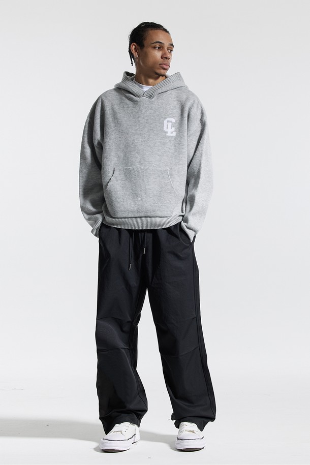 씨알에스디엘 트랙 2선 파라슈트 팬츠는 남녀 모두 착용 가능한 트랙 팬츠입니다. 블랙, 그레이, 카키 세 가지 색상으로 출시되었으며, 일상과 스포츠 활동 모두에 적합합니다. 얇은 두께감의 폴리에스테르 소재로 제작되어 부드러운 촉감을 선사하며, 루즈핏으로 편안한 착용감을 제공합니다. 허리 및 밑단 스트링, 백포켓, 톤온톤 자수, 파라슈트 플리츠 디자인, 포인트 라벨 등의 디테일이 돋보이며, 스포티, 캐주얼, 미니멀 스타일을 연출하기 좋습니다. 동네 마실룩, 여행룩, 피트니스룩 등 다양한 TPO에 활용할 수 있습니다.
