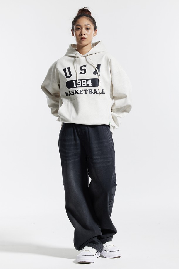 씨알에스디엘 베이직 워싱 와이드 밴딩 데님 팬츠는 남녀 모두 착용 가능한 캐주얼 데님 팬츠입니다. 블랙과 블루 두 가지 색상으로 제공되며, 사계절 내내 활용할 수 있습니다. 와이드핏에 밴딩 처리로 편안한 착용감을 선사하며, 워싱 가공을 통해 자연스러운 멋을 더했습니다. 드로우스트링과 뒷주머니, 포인트 라벨 디테일이 돋보이며, 동네 마실룩이나 여행룩, 미니멀, 클래식 스타일 연출에 적합합니다.
