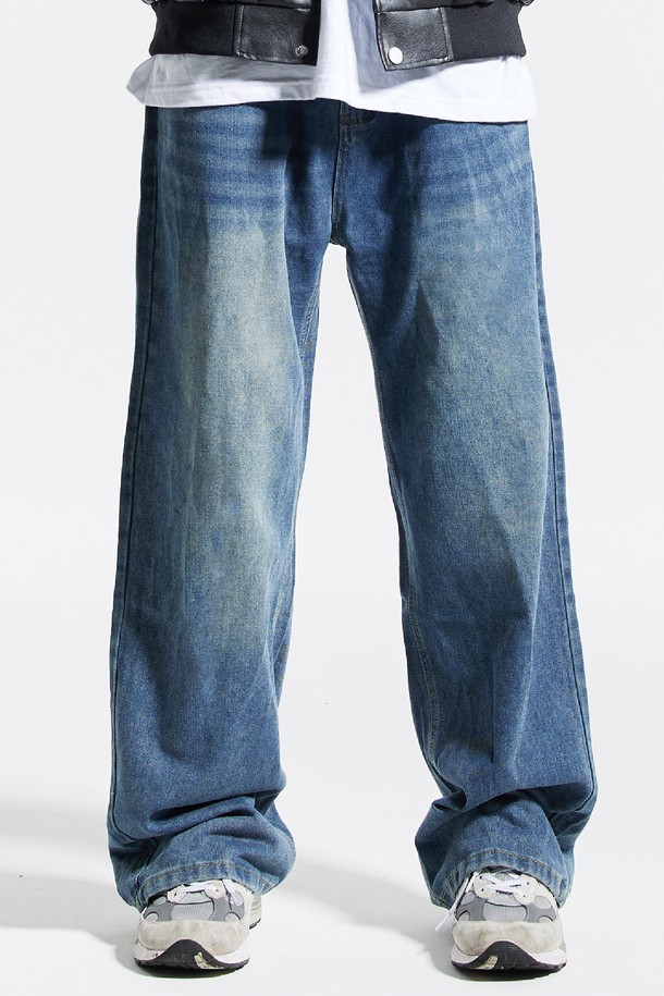 씨알에스디엘 베이직 워싱 와이드 밴딩 데님 팬츠는 면과 폴리에스테르 혼방 소재로 제작되어 사계절 내내 편안하게 착용할 수 있습니다. 캐주얼, 미니멀, 클래식 스타일을 아우르는 베이직 디자인으로, 동네 마실룩과 여행룩에 모두 잘 어울립니다. 허리 스트링 밴딩으로 사이즈 조절이 용이하며, 넉넉한 와이드 핏으로 편안함을 더했습니다. 톤 다운된 블랙과 블루 두 가지 색상으로 출시되었으며, 튼튼한 내구성과 뒷주머니, 사이드 라벨 디테일로 실용성을 높였습니다. 반복된 세탁에도 변형 없이 오랫동안 형태를 유지하는 것이 특징입니다.
