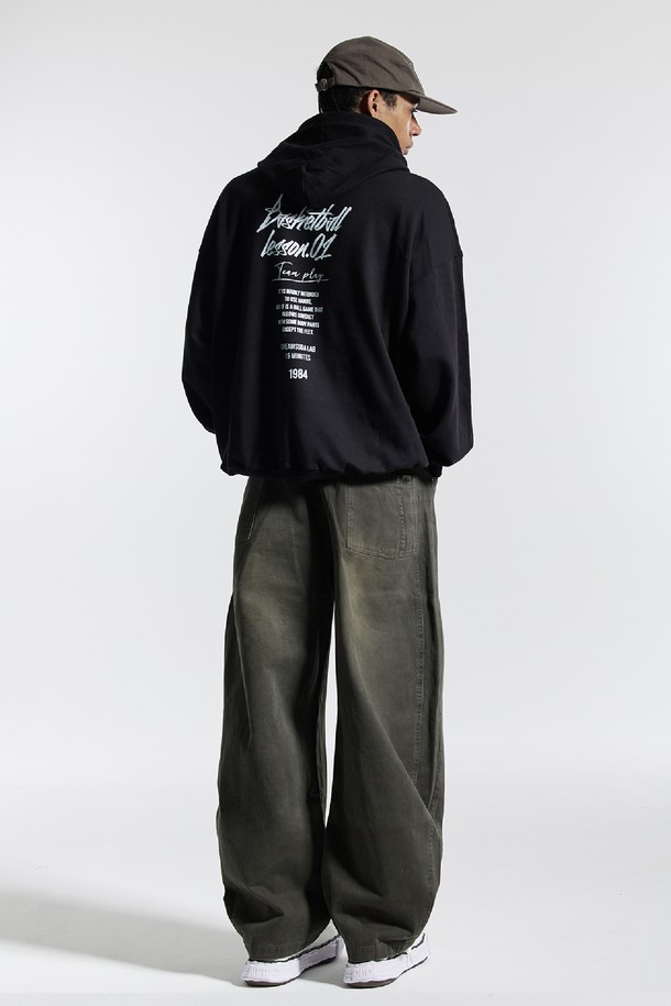 씨알에스디엘(CRSDL) 반밴딩 빈티지 프론트 워싱 와이드 벌룬 데님 팬츠는 캐주얼 스타일에 빈티지 무드를 더한 데님 팬츠입니다. 블랙, 네이비, 카키 3가지 색상으로 출시되었으며, 일상 및 동네 마실룩, 여행룩에 적합합니다. 부드러운 면 소재에 워싱 디테일이 더해져 자연스러운 멋을 연출하며, 허리 반밴딩으로 편안한 착용감을 제공합니다. 넉넉한 와이드 벌룬핏과 밑단 턱 디테일이 트렌디한 스타일을 완성하며, 뒷주머니는 실용성을 더합니다. 땀 흡수 및 통기성이 우수하여 봄, 가을에 쾌적하게 착용할 수 있습니다.
