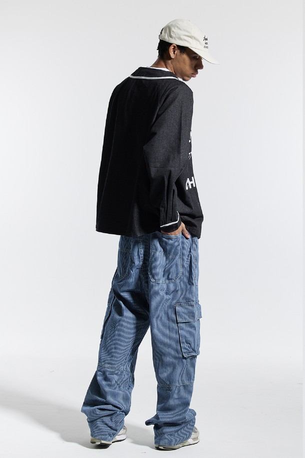 씨알에스디엘(CRS DL) 베이스볼 져지 럭키 스트라이크 챔피온 자켓은 남녀 모두 착용 가능한 오버핏 베이스볼 자켓입니다. 블랙과 블루 두 가지 색상으로 출시되었으며, 봄, 가을 일상에서 스포티, 캐주얼, 스트릿 스타일을 연출하기 좋습니다. 두꺼운 면, 폴리에스테르, 레이온 혼방 소재로 제작되어 부드러운 촉감을 선사하며, 긴 소매와 버튼 여밈, 빈티지 베이스볼 셔츠 베이스 디자인이 특징입니다. 24/7 777 럭키 스트라이크 그래픽과 아플리케 그래픽 기법, 하단 가죽 패치가 돋보이는 디자인으로 가을 나들이룩, 봄 소풍룩을 완성해보세요.
