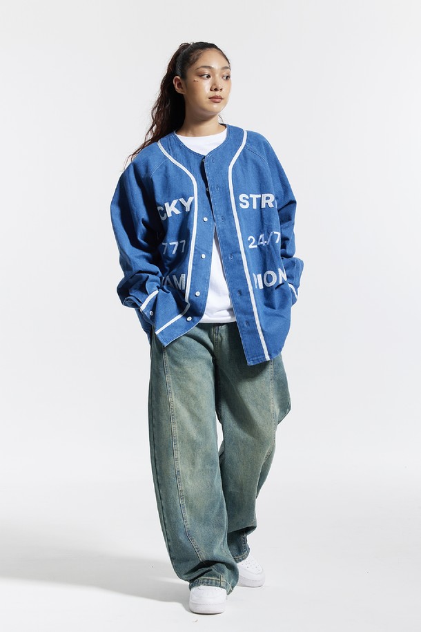 씨알에스디엘(CRSDRL) 베이스볼 져지 럭키 스트라이크 챔피온 자켓은 남녀 모두 착용 가능한 오버핏 베이스볼 자켓입니다. 봄, 가을에 적합하며, 블랙과 블루 두 가지 색상으로 출시되었습니다. 스포티, 캐주얼, 스트릿 스타일을 아우르며, 면, 폴리에스테르, 레이온 혼방의 두꺼운 소재로 제작되어 부드러운 촉감을 선사합니다. 가죽 패치 디테일과 777 24/7 CHAMPIONS 그래픽, 애플리케 그래픽 기법이 특징이며, 일상과 여행룩에 모두 잘 어울립니다. 스냅 버튼 여밈과 긴 소매 기장으로 편안하게 착용할 수 있습니다.
