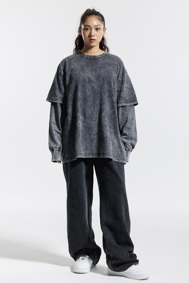 씨알에스디엘 피그먼트 페이크 이중 레이어드 롱슬리브는 남성용 티셔츠입니다. 캐주얼, 스트릿 스타일을 즐기는 분들께 적합하며, 봄, 가을에 입기 좋습니다. 블랙 컬러의 무지 디자인으로, 피그먼트 워싱 처리된 면 소재를 사용하여 자연스러운 멋을 더했습니다. 이중 레이어드 디자인과 립 디테일이 특징이며, 레귤러핏 라운드넥 긴소매 스타일로 데이트룩, 동네 마실룩 등 다양한 TPO에 활용할 수 있습니다.
