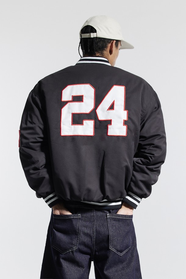 씨알에스디엘 베이스볼 스타디움 누빔 재킷은 남성용 아우터로, 겨울철 데일리룩과 스포티, 캐주얼, 미니멀 스타일을 연출하기에 적합합니다. 블랙과 네이비 두 가지 색상으로 제공되며, 릴랙스 핏으로 편안하게 착용할 수 있습니다. 두꺼운 두께의 폴리에스터 소재로 제작되었으며, E밴드 네크라인과 밑단, 긴 소매, 누빔 코트 타입이 특징입니다. 소매 자수 디테일과 퀼팅 안감이 돋보이며, 흡수, 속건, 신축성 기능이 있어 활동성을 높여줍니다. 야구점퍼 스타일의 자켓으로 일상 및 스포츠 활동 시에도 활용할 수 있습니다.
