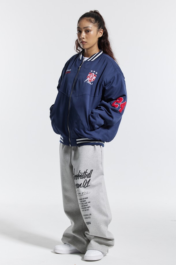 씨알에스디엘 베이스볼 스타디움 누빔 재킷은 겨울철 스포티하고 캐주얼한 스타일을 연출하기에 완벽한 아이템입니다. 네이비와 블랙 두 가지 색상으로 출시되었으며, 릴랙스 핏으로 편안한 착용감을 선사합니다. 보온, 흡습, 속건 기능을 갖춘 폴리에스테르 소재로 제작되어, 활동적인 날에도 쾌적함을 유지합니다. E밴드 네크라인과 밑단, 퀼팅 안감 디자인과 자수 패턴이 특징이며, 수분 흡수 및 건조성이 뛰어나 반복 세탁 후에도 형태 변형 없이 오래 입을 수 있습니다. 겨울 데일리룩 또는 여행룩에 미니멀한 포인트를 더해보세요.
