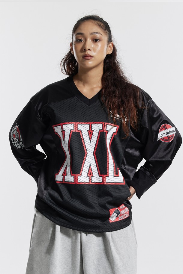 씨알에스디엘 오버클럭 투엑스라지 럭비 져지 롱슬리브는 스포티하고 스트릿한 스타일을 연출하기에 좋은 상의입니다. 블랙과 네이비 컬러로 출시되었으며, 통기성이 뛰어난 폴리에스테르 소재로 제작되었습니다. 이중 저지 구조 레이어드로 두께감을 더했으며, 빛의 각도에 따라 은은하게 반사되는 광택이 특징입니다. 바스켓볼 유니폼 스타일의 오버핏 져지로, 빅 사이즈 그래픽과 고급스러운 무드를 선사합니다. 피트니스룩으로 활용하기에도 적합합니다.
