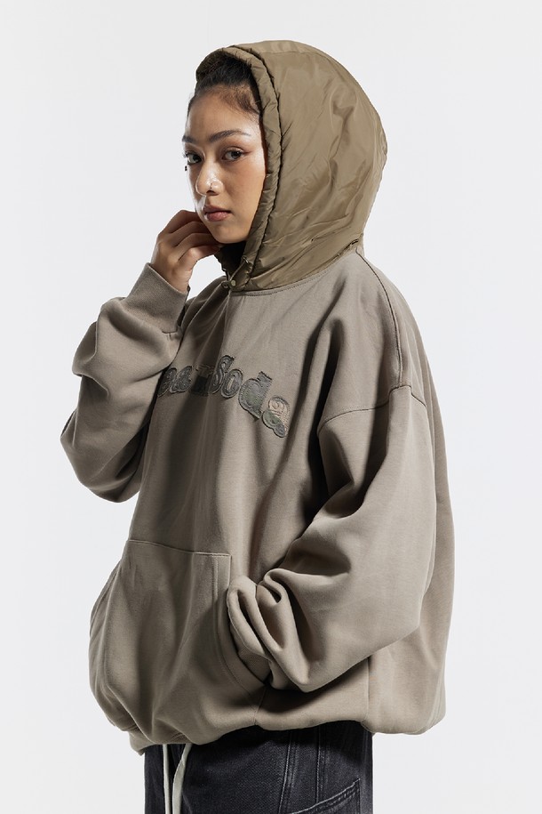 씨알에스디엘 후드 패딩 카모 레터링 셔츠는 겨울철 캐주얼 및 스트릿 스타일을 연출하기에 좋은 아우터입니다. 오버핏 디자인에 두꺼운 두께감으로 보온성을 높였으며, 카키와 베이지 두 가지 색상으로 출시되었습니다. 후드 디자인과 긴 소매, 오픈 여밈 방식으로 편안한 착용감을 제공합니다. 카모 패턴과 레터링 디테일이 돋보이는 크롭 기장의 패딩 셔츠로, 개성 있는 겨울 스타일링을 완성해보세요. 안감은 패딩으로 제작되어 더욱 따뜻하게 착용할 수 있습니다.
