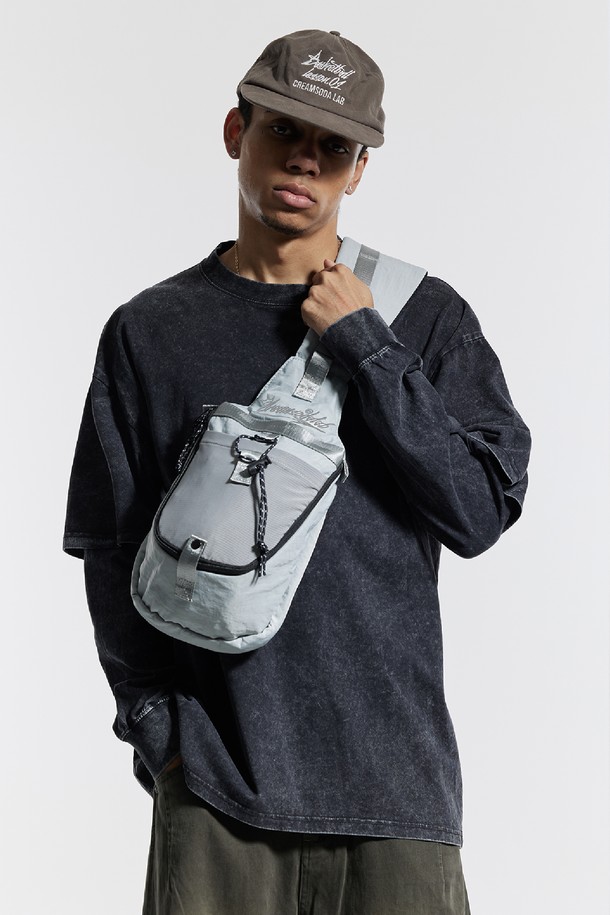 씨알에스디엘 러너 데일리 슬링백은 남성용 슬링백으로, 그레이와 블랙 두 가지 색상으로 출시되었습니다. 나일론 소재의 미디엄 사이즈 가방으로, 로고 패턴과 자수, 웨빙 디자인 장식이 돋보입니다. 가볍고 수납력이 뛰어나며, 전면 포켓, 내부 지퍼 포켓, 튼튼한 스트랩과 같은 특징을 갖춘 사각 형태의 크로스백 스타일입니다. 일상, 여행, 아웃도어 활동에 적합하며, 여행룩, 캐주얼, 미니멀, 시티보이 스타일에 잘 어울립니다. 지퍼형 잠금 방식으로 내용물을 안전하게 보관할 수 있습니다.
