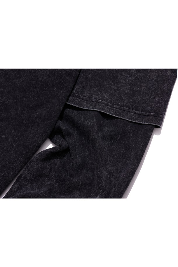 "씨알에스디엘 쿼터 팀플레이 피그먼트 페이크 이중 레이어드 롱슬리브"는 남녀 공용으로 착용 가능한 롱슬리브 티셔츠입니다. 블랙과 옐로우 두 가지 색상으로 출시되었으며, 캐주얼 및 스트릿 스타일을 연출하기 좋습니다. 피그먼트 워싱 기법으로 빈티지한 느낌을 살렸으며, 페이크 레이어드 디자인이 특징입니다. 면 소재로 제작되어 부드러운 촉감과 우수한 수분 흡수 및 통기성을 제공하여 봄, 가을에 편안하게 착용할 수 있습니다. 동네 마실룩 또는 산책룩, 그리고 미니멀한 스타일에도 잘 어울립니다.
