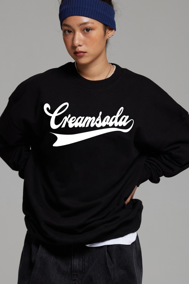 씨알에스디엘 어센틱 로고 맨투맨은 남녀 모두 착용 가능한 베이직하고 캐주얼한 스타일의 상의입니다. 면과 폴리에스테르 혼방 소재로 제작되어 부드러운 촉감과 두꺼운 두께감으로 봄, 가을, 겨울에 따뜻하게 입을 수 있습니다. 라운드넥과 긴 소매, 세미오버핏으로 편안한 착용감을 선사하며, 2바늘 커버스티치 마감, 3본 지그재그 스티치, 립 마감 등의 디테일로 내구성을 높였습니다. 블랙, 그레이, 오트밀, 라이트그레이, 레드 등 다양한 컬러의 로고 패턴으로 포인트를 주어 겨울 데일리룩에 활용하기 좋습니다. 사이드 심 포인트 라벨로 디자인의 완성도를 더했습니다.
