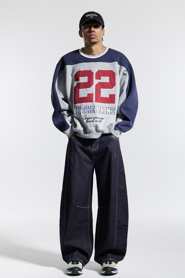 씨알에스디엘(CRS DL) 절개 패널 레터링 럭비 맨투맨은 남성용으로, 캐주얼과 스포티 무드를 넘나드는 디자인이 특징입니다. 그레이, 네이비, 레드 세 가지 색상으로 제공되며, 봄, 가을, 겨울 계절에 착용하기 좋습니다. 럭비 스타일을 기반으로 한 절개 디테일과 패널 디자인, 레터링 프린트가 돋보이며, 오버핏으로 편안한 착용감을 선사합니다. 두꺼운 면 소재로 제작되어 부드러운 촉감을 느낄 수 있으며, 출근룩과 캠핑룩 등 다양한 TPO에 활용 가능합니다.
