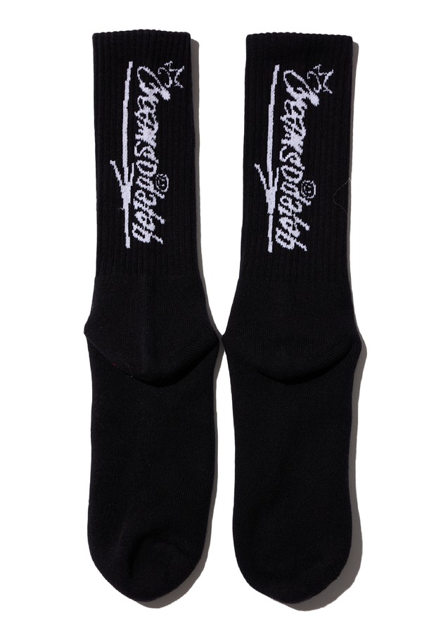 씨알에스디엘 크림소다 레터링 양말은 부드러운 면 소재로 제작되어 편안한 착용감을 선사합니다. 블랙과 화이트 두 가지 컬러로 출시되어 어떤 스타일에도 매치하기 용이하며, 사계절 내내 활용하기 좋습니다. 크림소다 로고 디자인과 레터링 패턴이 돋보이는 캐주얼하고 미니멀한 양말입니다. 산책룩에 포인트를 더하고 싶을 때 착용해보세요. 흡습 기능으로 쾌적한 착용감을 유지해줍니다.
