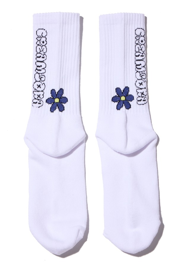 청량한 화이트 컬러 바탕에 파스텔 플라워 패턴이 돋보이는 씨알에스디엘 파스텔 플라워 양말입니다. 부드러운 면 소재로 제작되어 산뜻한 착용감을 선사하며, 봄, 여름 시즌에 적합합니다. 얇은 두께감과 흡습 기능으로 쾌적함을 유지하며, 캐주얼하고 미니멀한 스타일을 연출하기 좋습니다. 산책룩에 포인트 아이템으로 활용하여 화사하고 사랑스러운 분위기를 더해보세요.
