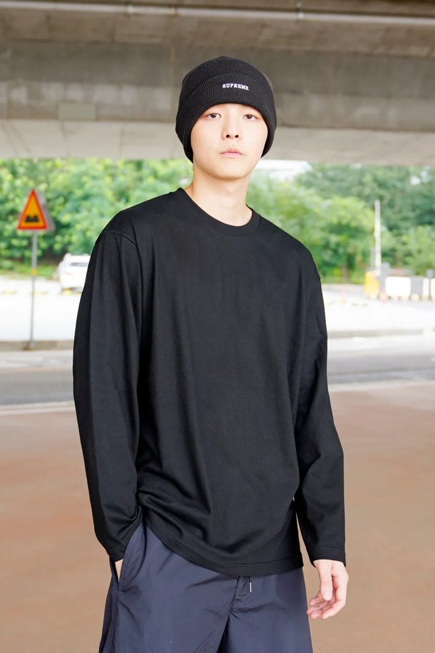 씨알에스디엘 솔리드 베이직 긴팔 티셔츠는 남녀 모두 착용 가능한 베이직하고 미니멀한 스타일의 티셔츠입니다. 봄, 가을, 겨울 세 계절 모두 활용 가능하며, 라운드넥과 레귤러핏으로 편안한 착용감을 선사합니다. 부드러운 면 소재로 제작되어 촉감이 좋고, 솔리드 디자인으로 어떤 스타일에도 쉽게 매치할 수 있습니다. 블랙 컬러의 무지 디자인은 유행을 타지 않아 오랫동안 활용하기 좋습니다. 일상복으로 편안하게 즐겨 입을 수 있는 기본 아이템입니다.
