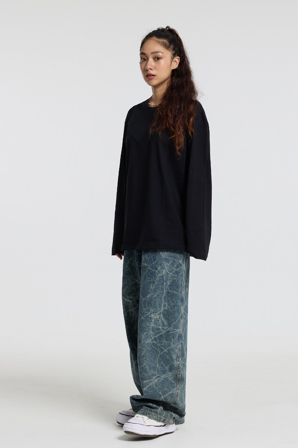 씨알에스디엘 크랙 자카드 데님 팬츠는 남녀 모두 착용 가능한 유니섹스 디자인의 데님 팬츠입니다. 블루 컬러에 크랙 및 자카드 패턴이 돋보이며, 사계절 내내 활용 가능한 실용적인 아이템입니다. 레귤러핏으로 제작되어 편안한 착용감을 선사하며, 워싱 디테일이 빈티지한 분위기를 더합니다. 면, 폴리에스테르, 아크릴 혼방 소재로 제작되어 튼튼하며, 뒷주머니가 있어 실용성을 높였습니다. 데이트룩, 여행룩, 캐주얼, 클래식, 미니멀 스타일 모두 소화 가능한 매력적인 데님 팬츠입니다.
