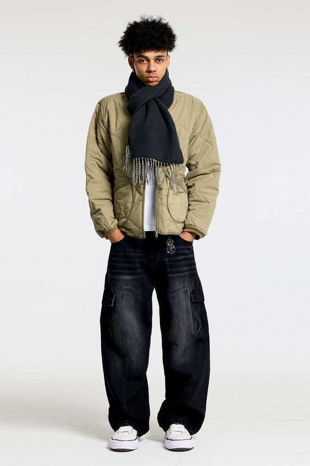 씨알에스디엘 카고 데님은 남성용 바지로, 캐주얼 및 스트릿 스타일을 소화하기에 적합합니다. 봄, 가을에 어울리는 두꺼운 두께감의 와이드 핏 긴바지로, 루즈핏으로 편안한 착용감을 선사합니다. 블랙과 블루 두 가지 색상으로 제공되며, 면, 폴리에스테르, 아크릴 혼방 소재의 데님 원단을 사용하여 제작되었습니다. 카고 포켓 디테일이 돋보이며, 데님 특유의 무지 디자인으로 다양한 상의와 매치하기 좋습니다.
