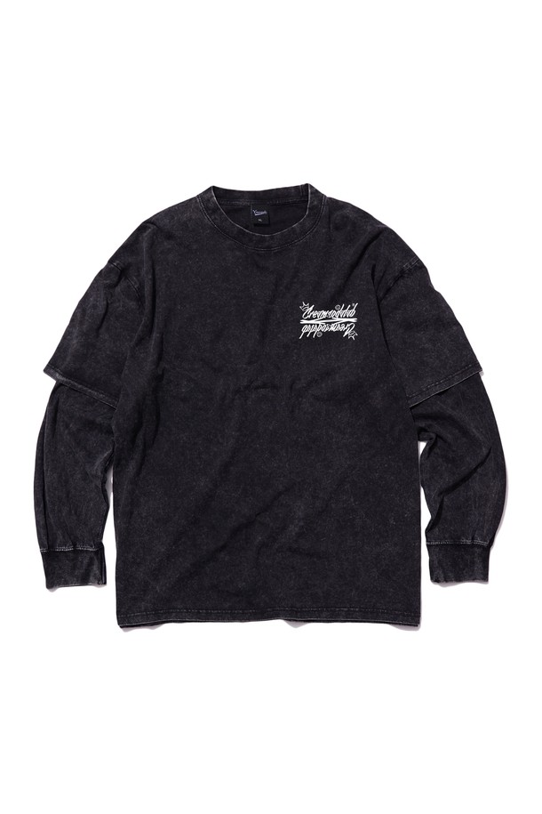 씨알에스디엘(CRS DL) 레터링 피그먼트 페이크 이중 레이어드 롱슬리브는 남녀 공용으로 착용 가능한 티셔츠입니다. 부드러운 면 소재에 흡습 및 통기 기능이 있어 편안한 착용감을 제공하며, 봄, 가을 시즌에 적합합니다. 블랙 컬러의 레귤러핏 긴소매 티셔츠로, 피그먼트 워싱과 페이크 레이어드 디자인이 특징입니다. 라운드넥과 통솔 리브 디테일이 캐주얼, 스트릿, 미니멀 스타일을 완성하며, 산책룩에 활용하기 좋습니다. 레터링 패턴이 돋보이는 디자인으로, 데일리룩에 포인트를 더해보세요.
