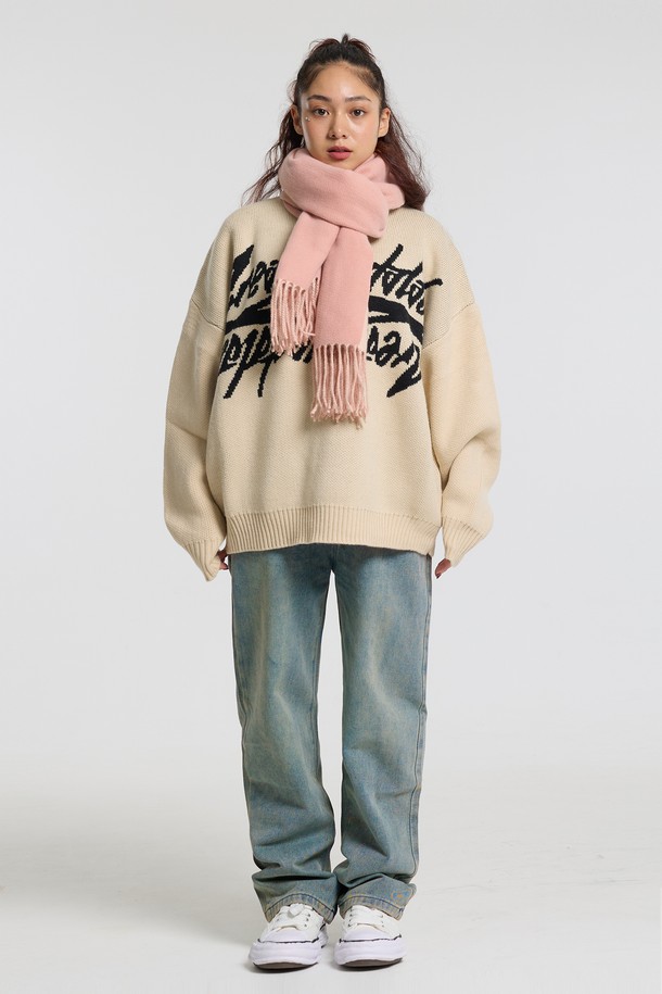 씨알에스디엘 스탠다드 데님은 베이직한 스타일을 추구하는 분들을 위한 데님 팬츠입니다. 일상에서 편안하게 착용하기 좋은 스트레이트 핏의 긴 바지로, 면과 아크릴 혼방 소재로 제작되어 쾌적한 착용감을 선사합니다. 깔끔한 무지 디자인과 블루 컬러가 어떠한 상의에도 자연스럽게 어울리며, 캐주얼, 미니멀, 클래식 등 다양한 스타일을 소화할 수 있습니다. 스탠다드 핏으로 제작되어 편안하면서도 세련된 핏을 연출합니다. 데일리룩에 활용하기 좋은 실용적인 아이템입니다.
