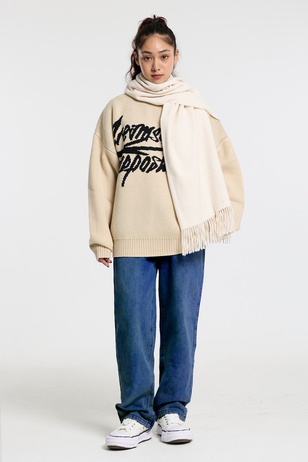 씨알에스디엘 스탠다드 데님은 남녀 모두 착용 가능한 베이직하고 캐주얼한 스타일의 데님 팬츠입니다. 봄, 가을에 적합하며, 데이트룩과 출근룩에 모두 잘 어울립니다. 면과 아크릴 혼방의 부드러운 소재로 제작되었으며, 무지 디자인에 레귤러 핏, 스트레이트 핏으로 편안한 착용감을 선사합니다. 
