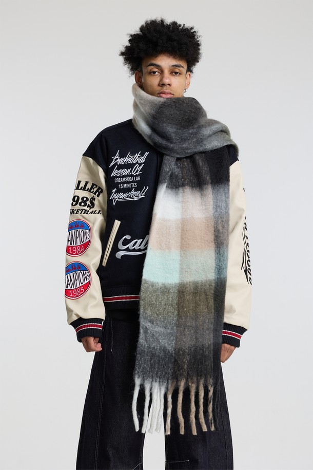 씨알에스디엘 볼드 체크 브러쉬 헤어리 니트 머플러는 부드러운 촉감과 풍성한 헤어감을 자랑하는 유니섹스 머플러입니다. 블루, 레드, 블랙 세 가지 색상으로 출시되었으며, 넉넉한 사이즈와 고밀도 브러쉬 가공으로 가볍지만 풍성한 볼륨감을 선사합니다. 체크와 그라데이션 패턴이 어우러져 캐주얼, 베이직, 미니멀 스타일을 연출하기 좋으며, 가을과 겨울철 출근룩, 여행룩에 따뜻함과 스타일을 더해줍니다. 보온 기능으로 추운 날씨에도 포근함을 유지해줍니다.
