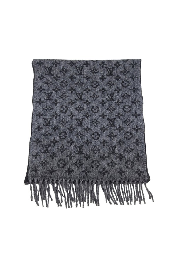 미사용 루이비통 모노그램 클래식 스카프 머플러 LOA062821입니다. 부드러운 울 소재로 제작되었으며, 블랙과 그레이 컬러의 조화가 돋보이는 럭셔리하고 클래식한 디자인의 머플러입니다. 루이비통의 시그니처 모노그램 패턴과 프린지 디테일이 특징이며, 가을, 겨울철 일상에서 따뜻하고 스타일리시하게 착용할 수 있습니다.
