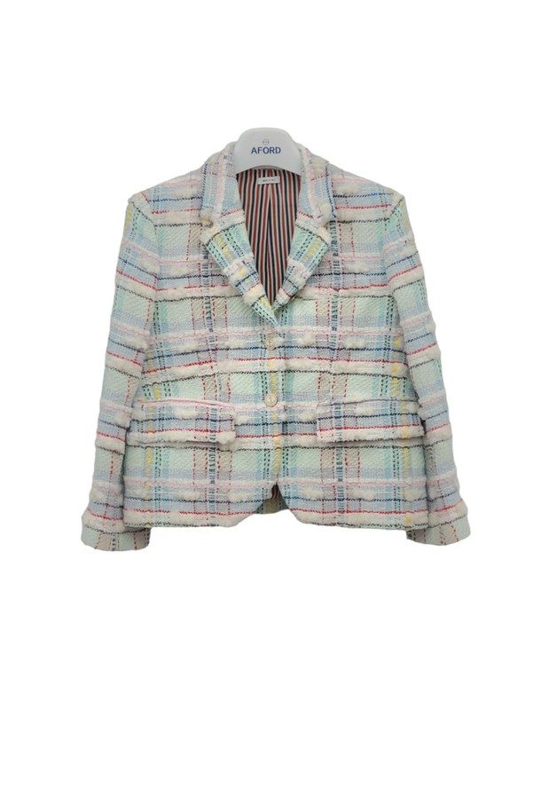 톰브라운의 여성용 마드라스 하이 암홀 트위드 자켓 THA072629입니다. 밝고 화사한 Sky Blue 컬러와 클래식한 트위드 패턴이 특징이며, 봄, 가을에 착용하기 좋습니다. 면, 폴리에스테르, 비스코스, 아크릴, 아세테이트 등 고급스러운 혼방 소재로 제작되었으며, 레귤러 핏과 긴 소매 기장으로 세련된 룩을 연출합니다.
