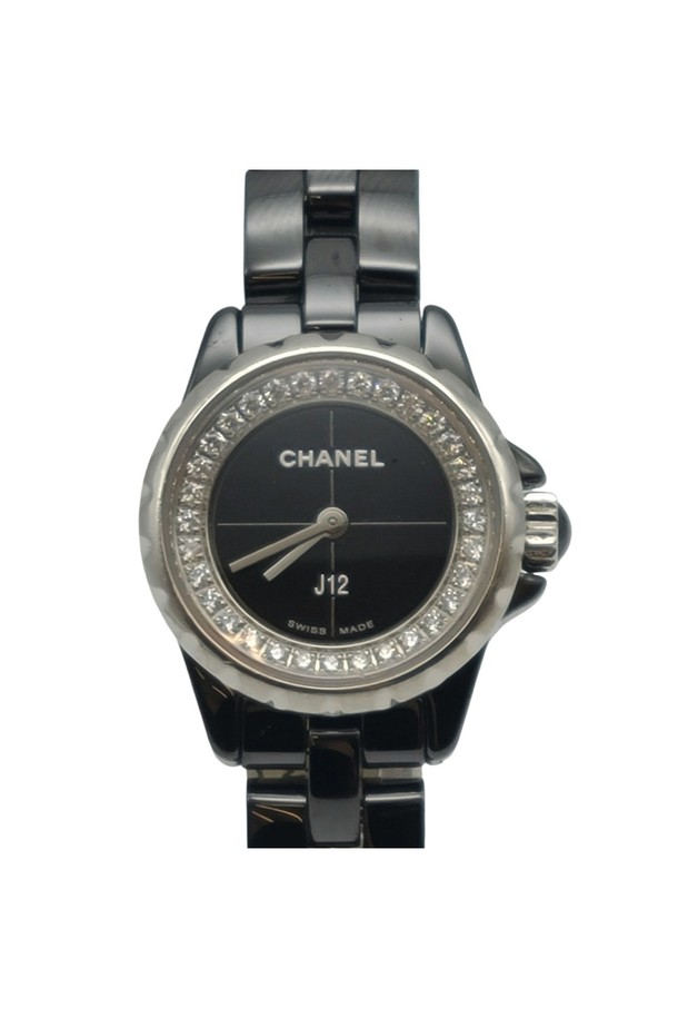 [XS] 샤넬 J12 세라믹 다이아 워치는 블랙 세라믹 소재에 다이아몬드가 장식된 19mm 사이즈의 여성용 시계입니다. 시간표시 기능이 있으며, 박스와 테스트북, 보증서가 함께 제공되는 A급 컨디션의 제품입니다. 구매 후 2주 이내 AS가 가능합니다.
