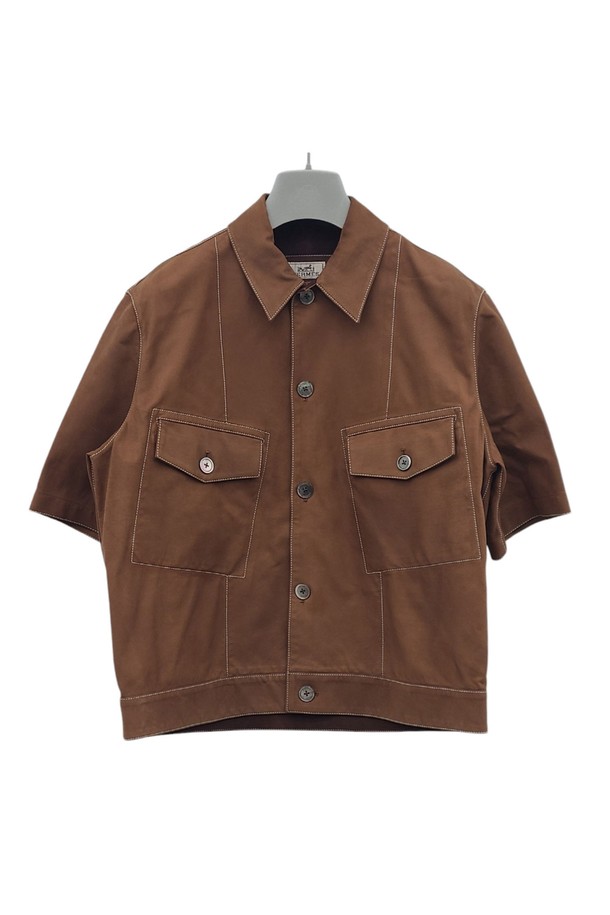 에르메스 (HERMES) 가죽 셔츠 자켓 HEA092417은 남녀 공용으로 착용 가능한 브라운 컬러의 셔츠형 자켓입니다. 봄, 가을 시즌에 적합하며, 뻣뻣한 질감의 가죽 소재와 두꺼운 두께감으로 클래식하고 미니멀한 스타일을 연출합니다. 레귤러핏에 버튼 여밈 방식, 반소매 기장, 포켓 디테일이 특징이며, 일상룩에 포인트를 더해줍니다.
