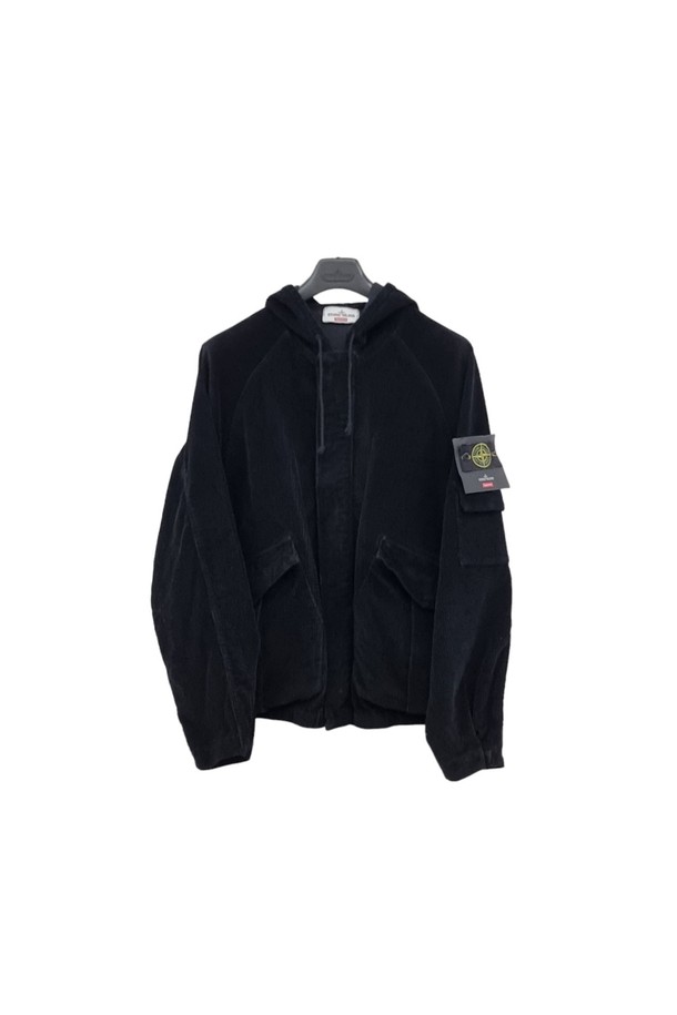 XL,32 사이즈의 스톤아일랜드 슈프림 코듀로이 자켓 팬츠 세트입니다. 남성용으로, 봄/가을에 적합하며 스트릿/캐주얼 스타일을 연출하기 좋습니다. 블루 컬러의 무지 디자인이며, 코듀로이 소재에 Supreme x Stone Island 콜라보레이션, 특수 레진 처리, 프로스트 마감, 특수 염색 공법이 적용되어 두꺼운 두께감을 자랑합니다.
