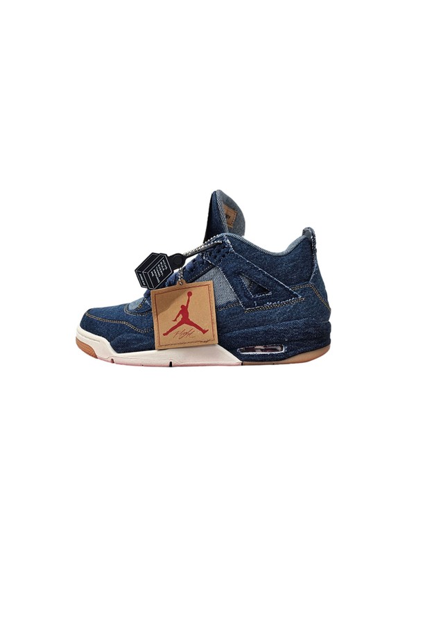 미사용 상태의 나이키 조던4 리바이스 레트로 데님 스니커즈 [8.5] 사이즈입니다. 네이비 컬러의 데님 소재로 제작되었으며, 일상 및 캐주얼 용도로 사계절 착용하기 좋습니다. 정품 박스, 크림 태그, 나코 태그가 포함된 풀 구성 제품입니다.
