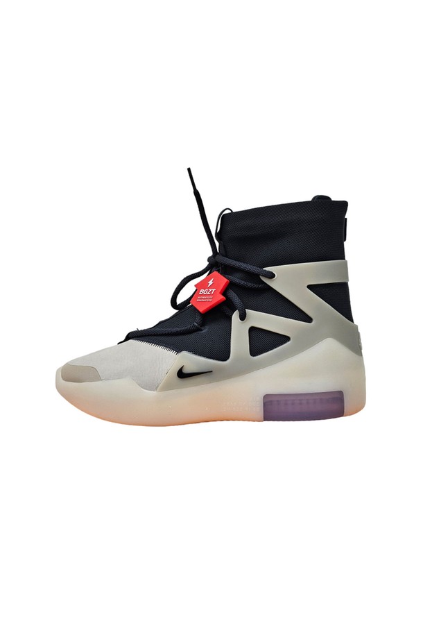 미사용 상태의 남성용 나이키 에어 피어오브갓 1 스트링 더 퀘스천 스니커즈입니다. 블랙, 화이트, 그레이 색상이 조화를 이루며, 일상 및 스포츠 활동에 적합하고 사계절 착용이 가능합니다. 합성 가죽과 나일론 소재로 제작되었으며, 로고 패턴과 하이탑 디자인이 특징이며, 박스와 에코백이 함께 제공됩니다.
